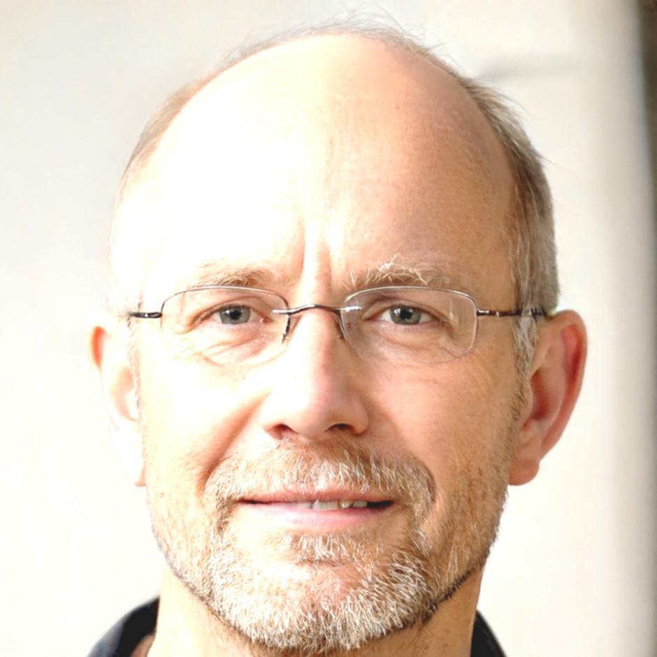 Ritratto di Teodoro Santangelo, direttore creativo di praxiondelos