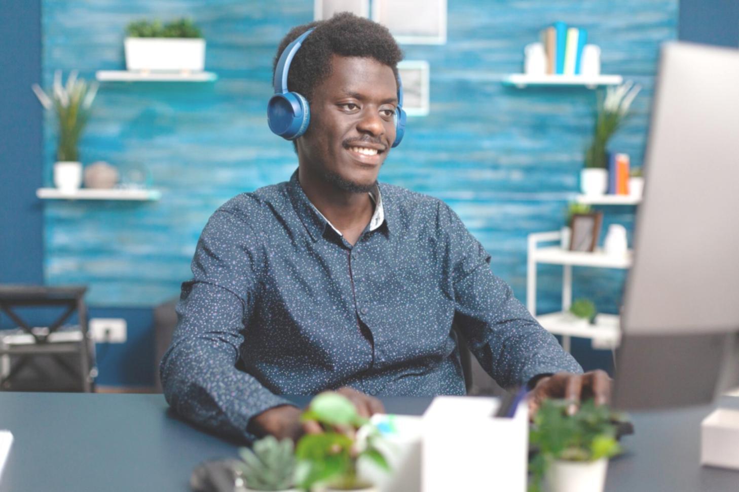 Postazione professionale di montaggio cinematografico con monitor multipli e strumentazione avanzata