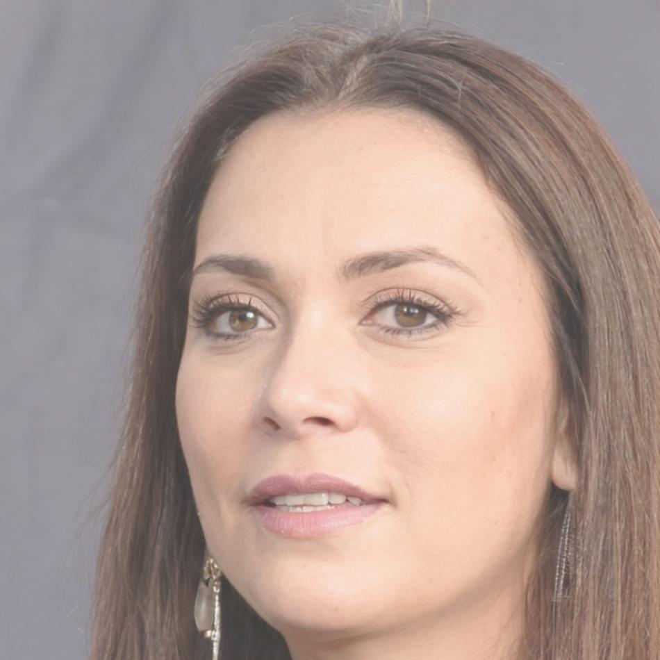 Ritratto professionale di Elena Marchetti, specialista in post-produzione digitale