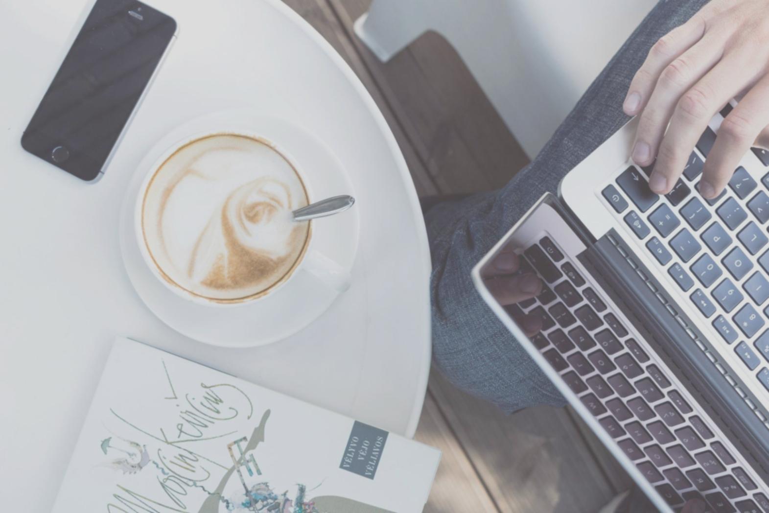 Sala di montaggio professionale con postazioni di editing avanzate