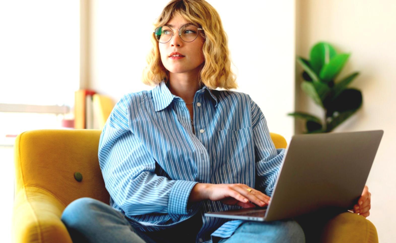 Monitor professionale mostrando color correction durante post-produzione