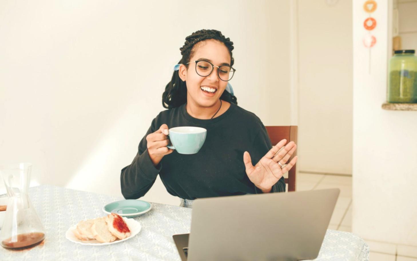 Professionisti al lavoro su progetti di montaggio cinematografico