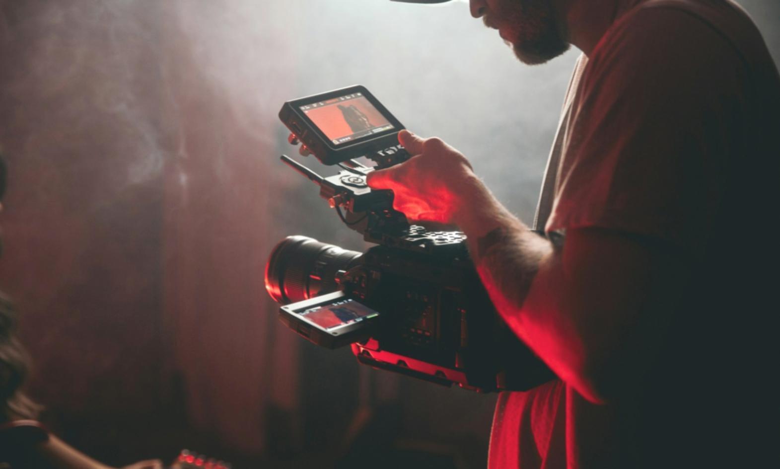 Dettaglio di timeline di montaggio con tracce audio multiple