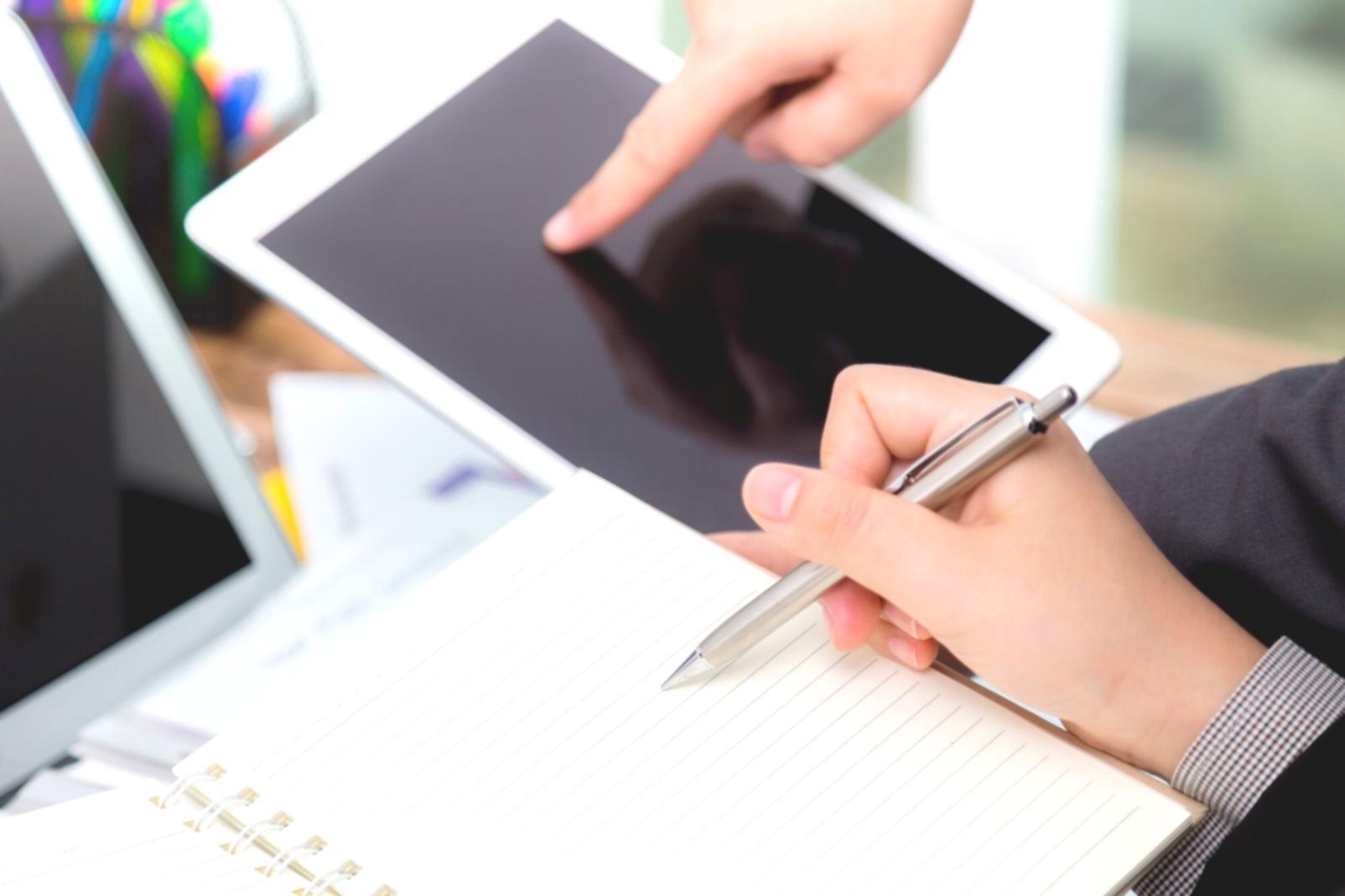 Studio di montaggio professionale con attrezzature moderne